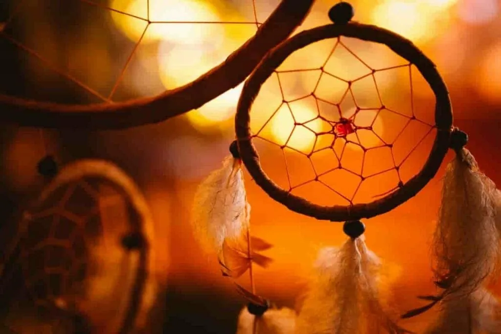 How to do the heartbeat method step by step: a dreamcatcher with soft feathers hanging in warm evening light